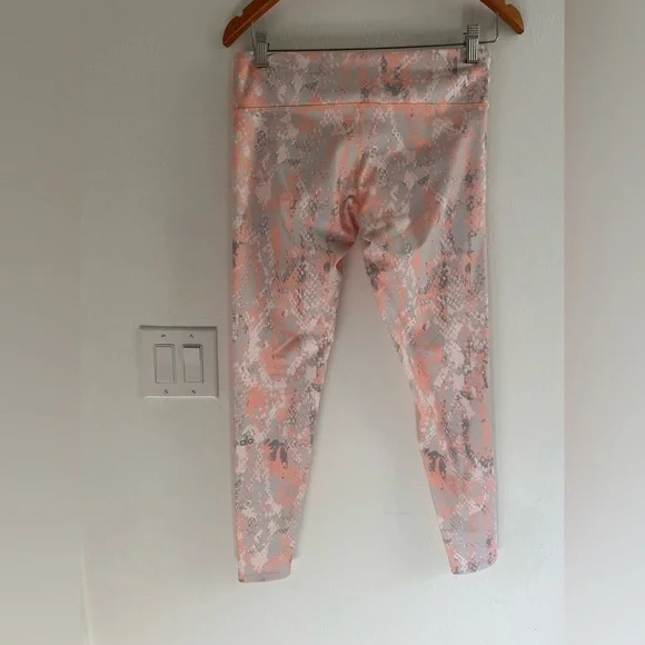 ALO Yoga Leggings - Picture 5 of 9